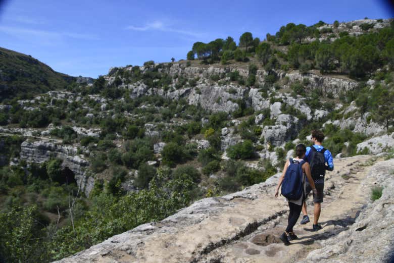 Camminata verso la necropoli di Pantalica