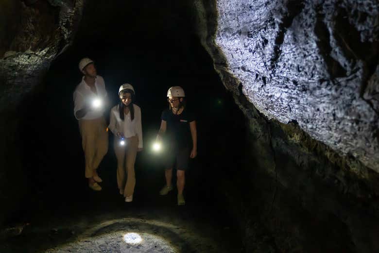 Esplorando una grotta lavica