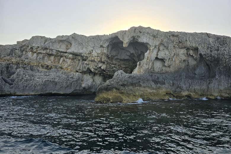 Gruta en forma de corazón en el sur de Ortigia