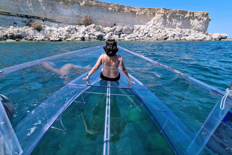 Disfrutando del paseo en barco transparente