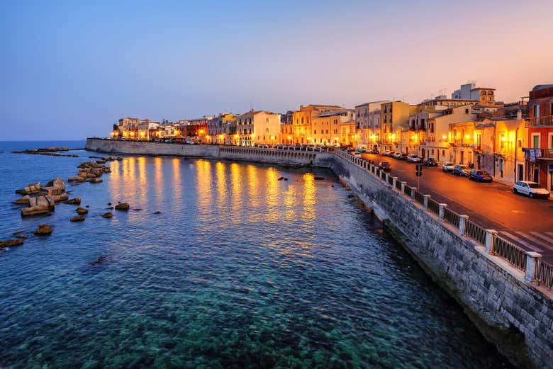 Paseo marítimo de Ortigia al anochecer
