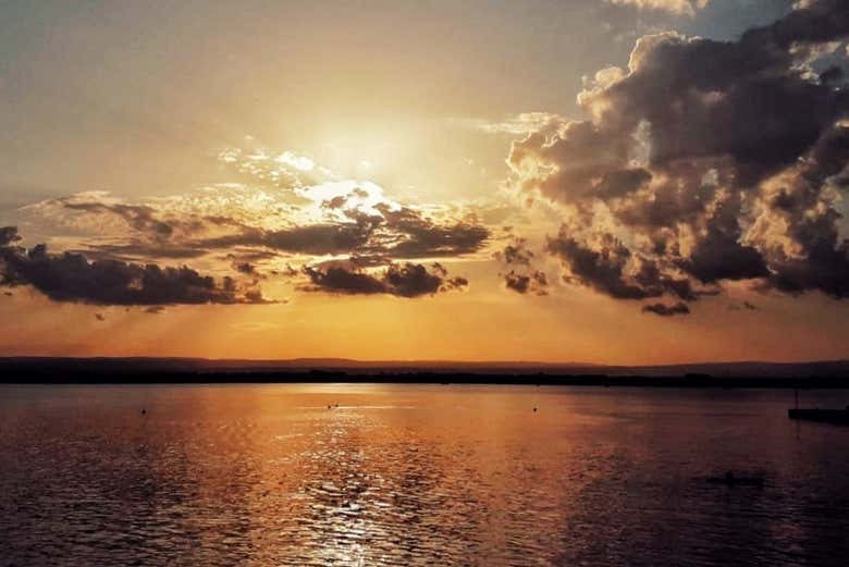 Cae la noche en la costa de Ortigia 