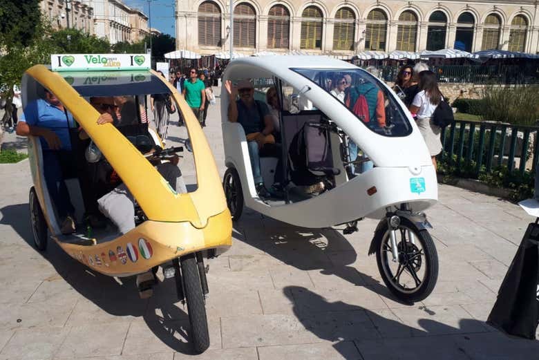 Prêt pour commencer la balade en tuk tuk