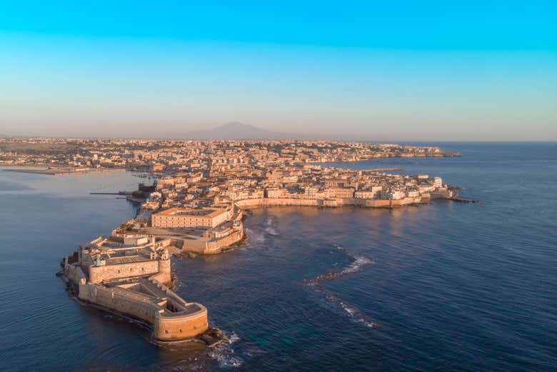 Vista panorámica de la isla de Ortigia al atardecer