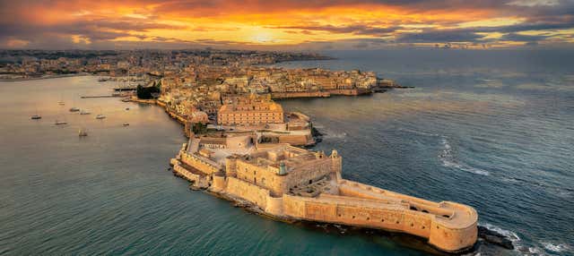 Paseo en barco al atardecer con aperitivo