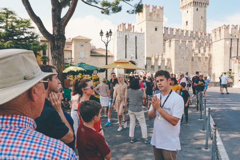 Suivez votre guide dans la commune de Sirmione