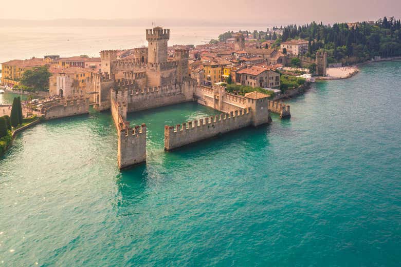 Panorâmica do castelo de Sirmione no Lago de Garda