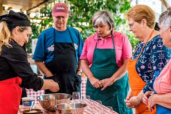Aprendendo a fazer uma das receitas com a chef