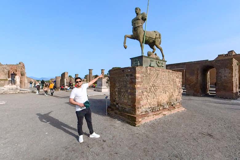 Junto a una escultura de Pompeya