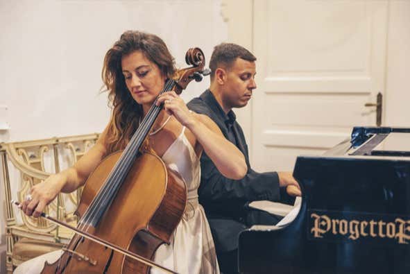 Um violoncelo e um piano