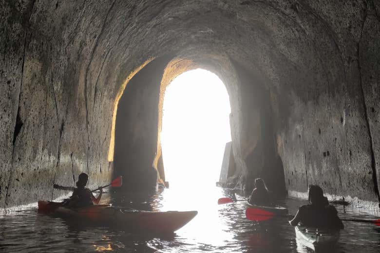 Saindo de uma gruta marinha