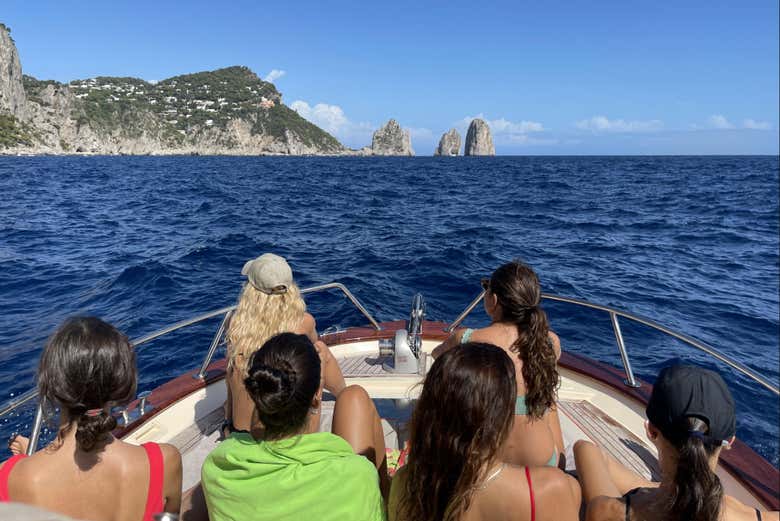 Admirando as paisagens a partir do barco