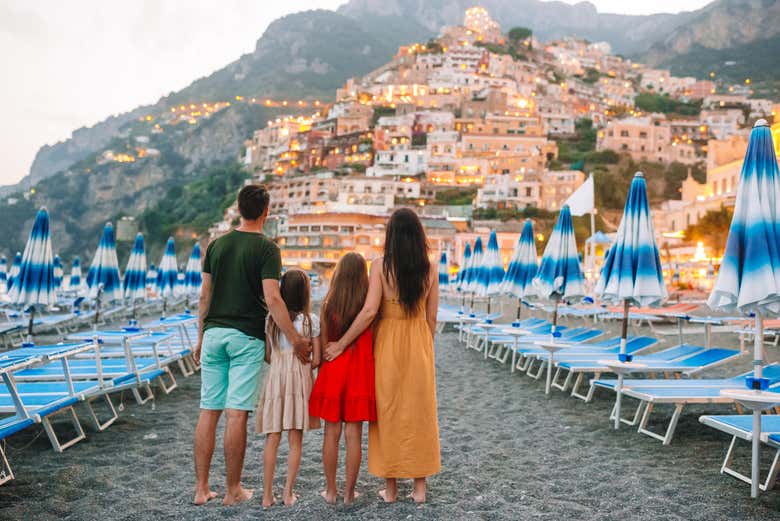 Familia disfrutando de las vistas