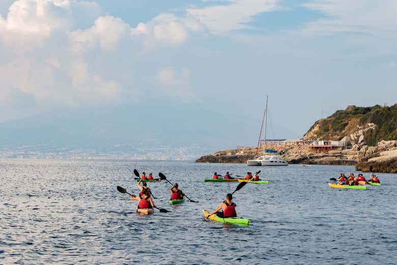 Caiaques explorando as águas de Sorrento