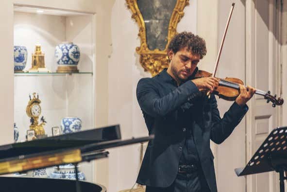 Músico tocando violino