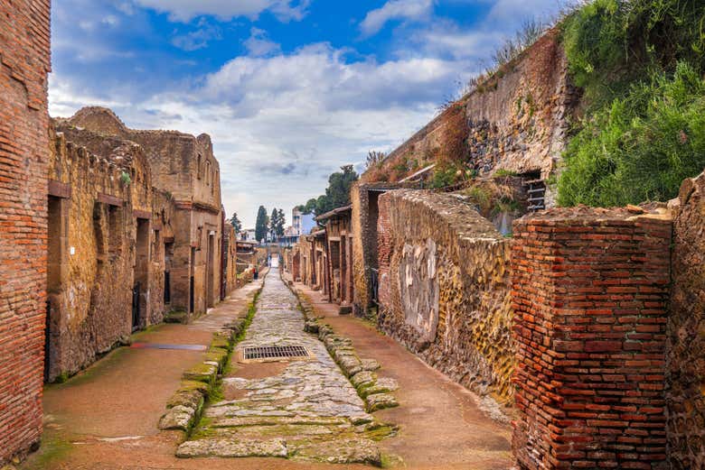 Caminhando pelas ruas do sítio arqueológico de Herculano