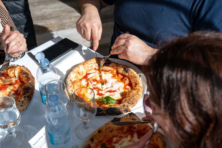 Disfrutando de una deliciosa pizza margarita