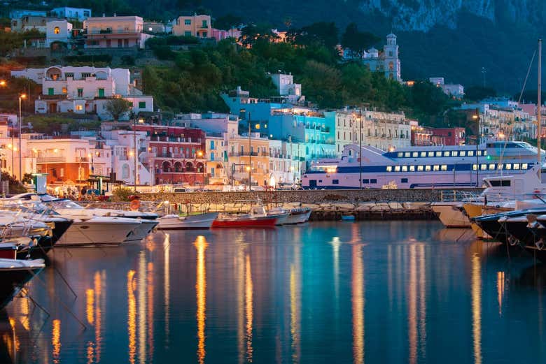 El puerto de Capri al atardecer