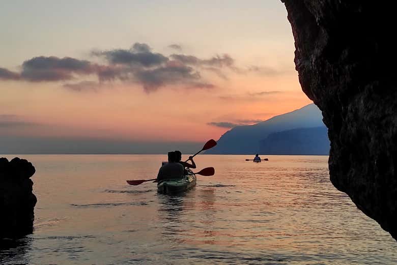 Remando pelas águas de Sorrento ao entardecer