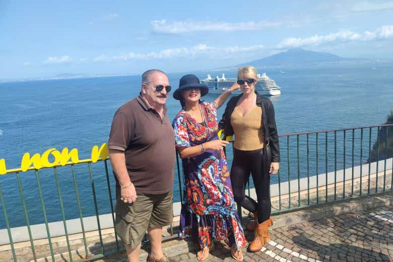 Una foto con il Vesuvio sullo sfondo