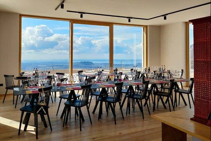 Sala de degustación con ventanales y vistas inmejorables