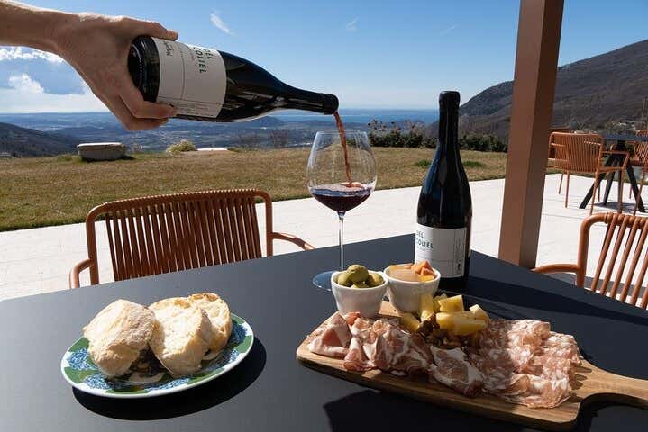 Sirviendo vino tinto con degustaciones de la zona