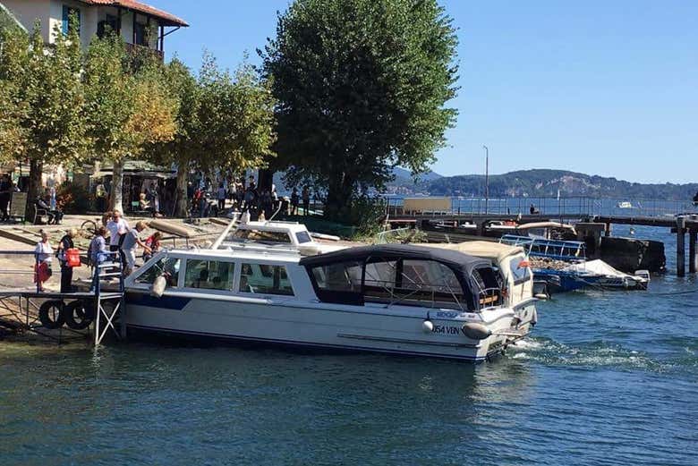 Le operazioni d'imbarco a Stresa