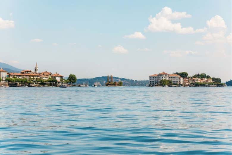Panoramica delle isole Borromee dall'acqua