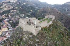 Ingresso do castelo de Taormina com audioguia