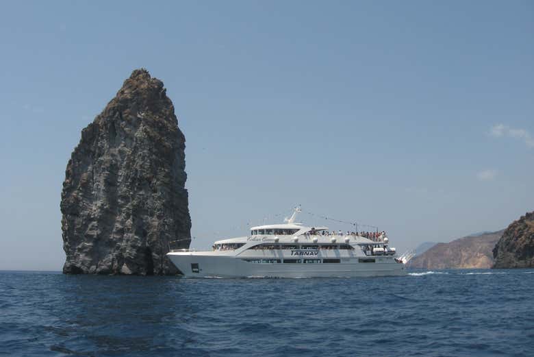 Un barco navegando por la costa nordeste de Sicilia