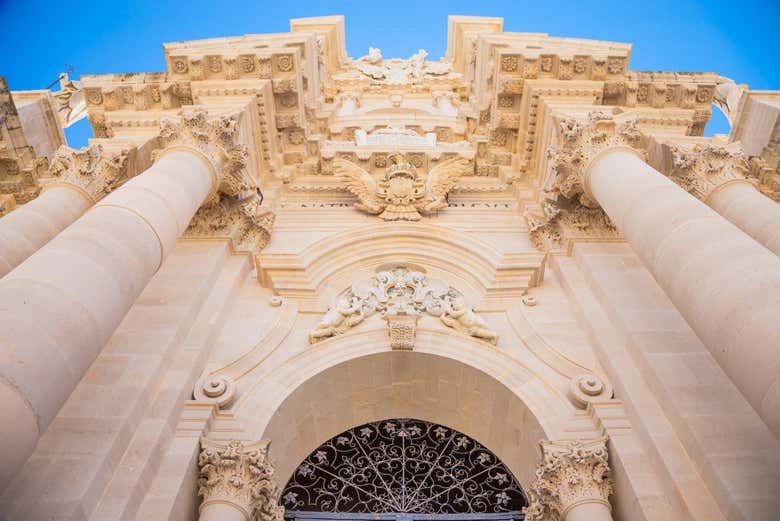 Admirando a fachada da catedral de Siracusa
