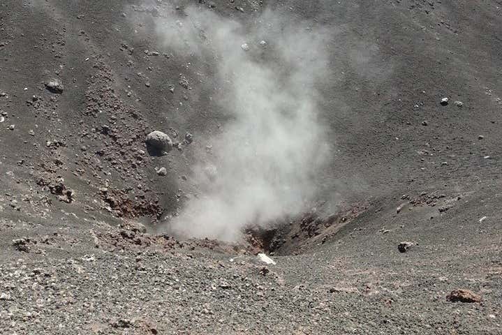 Contemplando as fumarolas do Etna