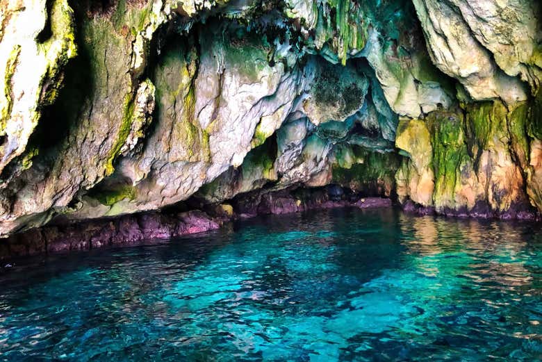 Águas cristalinas das grutas do leste da Sicília