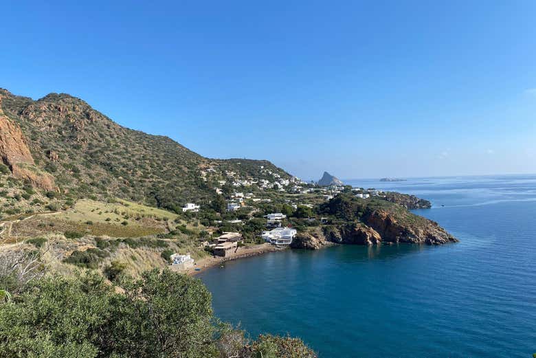 A praia de Zimmari na ilha Panarea