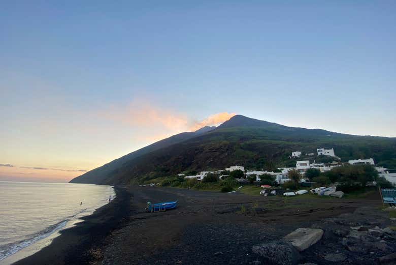 O vulcão Stromboli ao entardecer