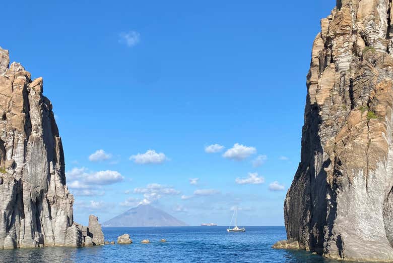 Stromboli ao fundo