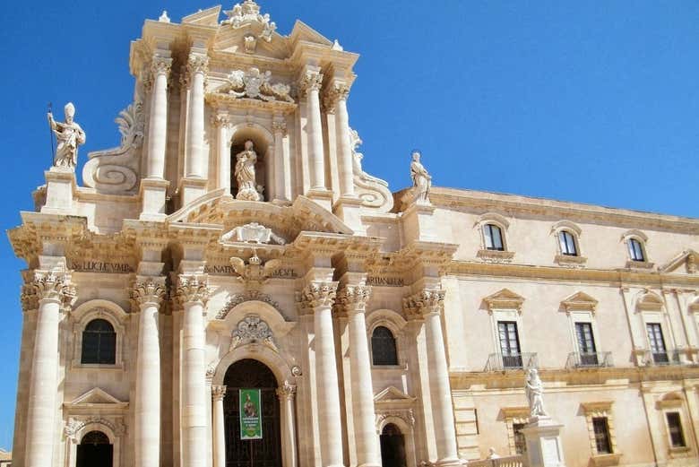 Charmoso exterior da Catedral de Ortigia