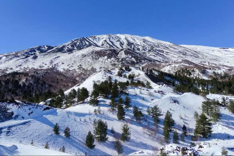 El monte Etna nevado