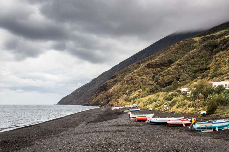 Avistando uma praia vulcânica em Stromboli