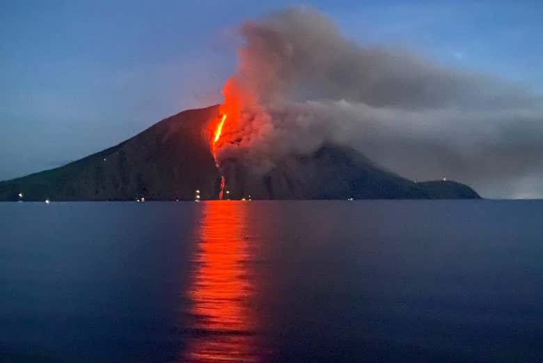 Contemplando como a lava brota do vulcão Stromboli