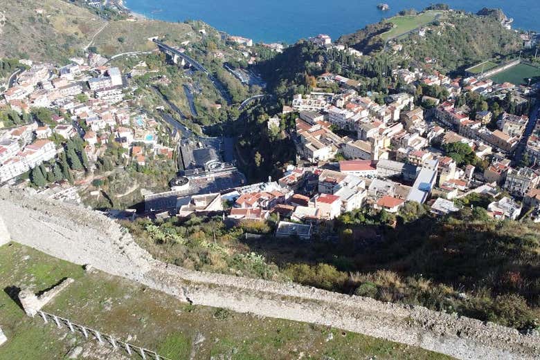 Vista dall'alto di Taormina e del castello