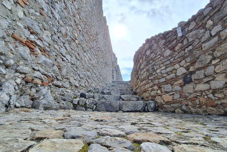 Lungo la scalinata del castello