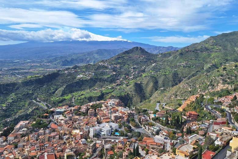 Vista sulla città e sulle montagne