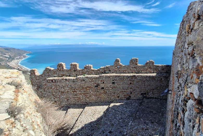 Vestígios das muralhas com o mar ao fundo