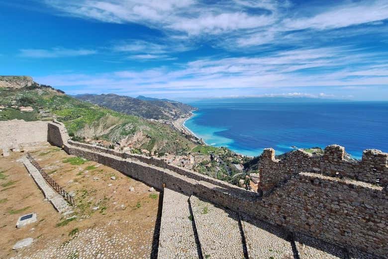Parte delle mura e del castello con vista sul mare