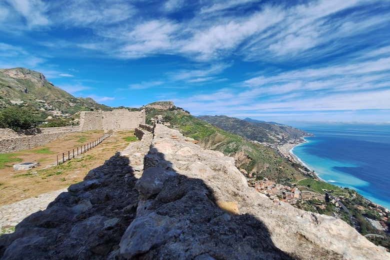 Parte del castello con vista sul mare