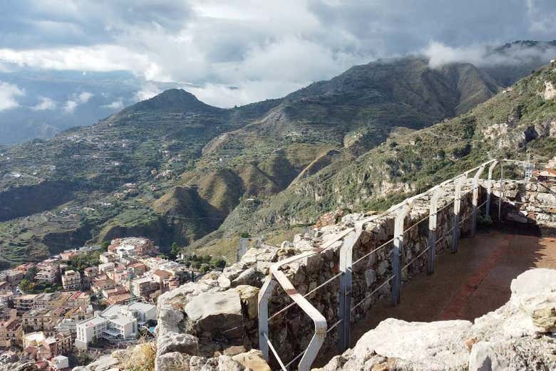 Le montagne che circondano il castello