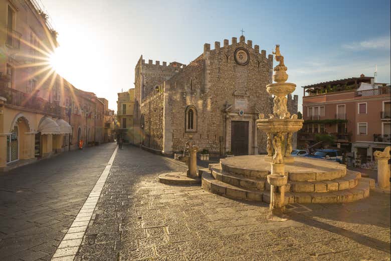 Ammirando la cattedrale di Taormina