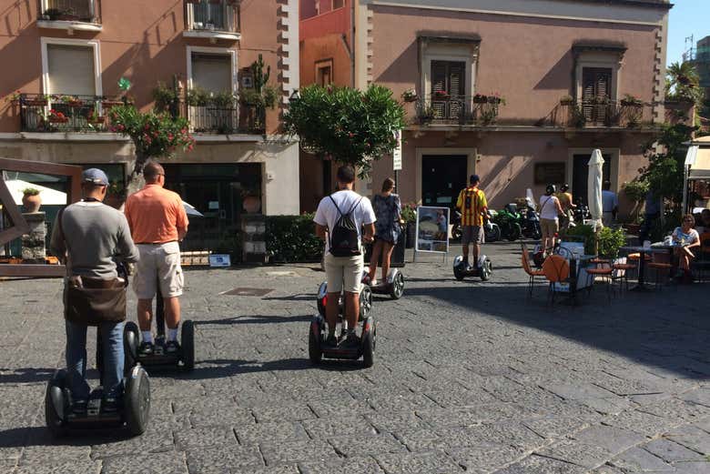 Percorrendo as praças de Taormina de segway