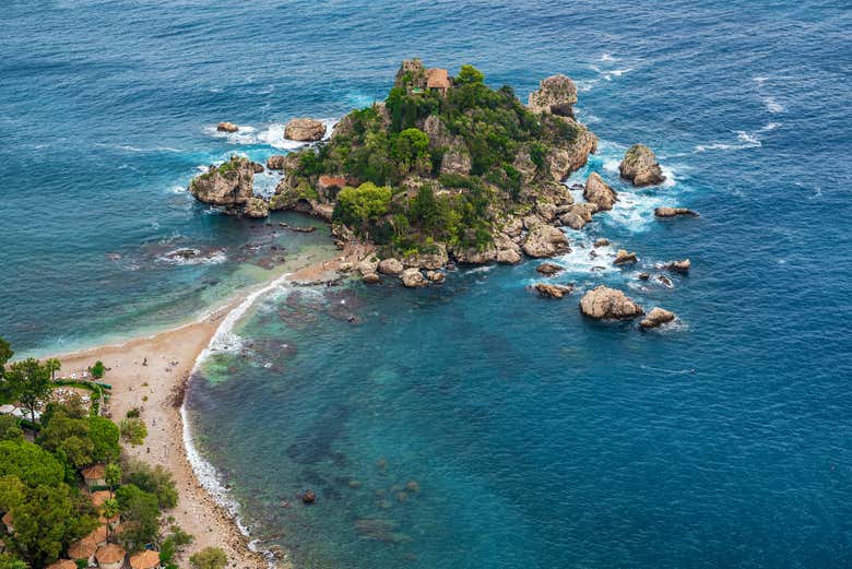 Vista aérea da Isola Bella, em Mazzarò